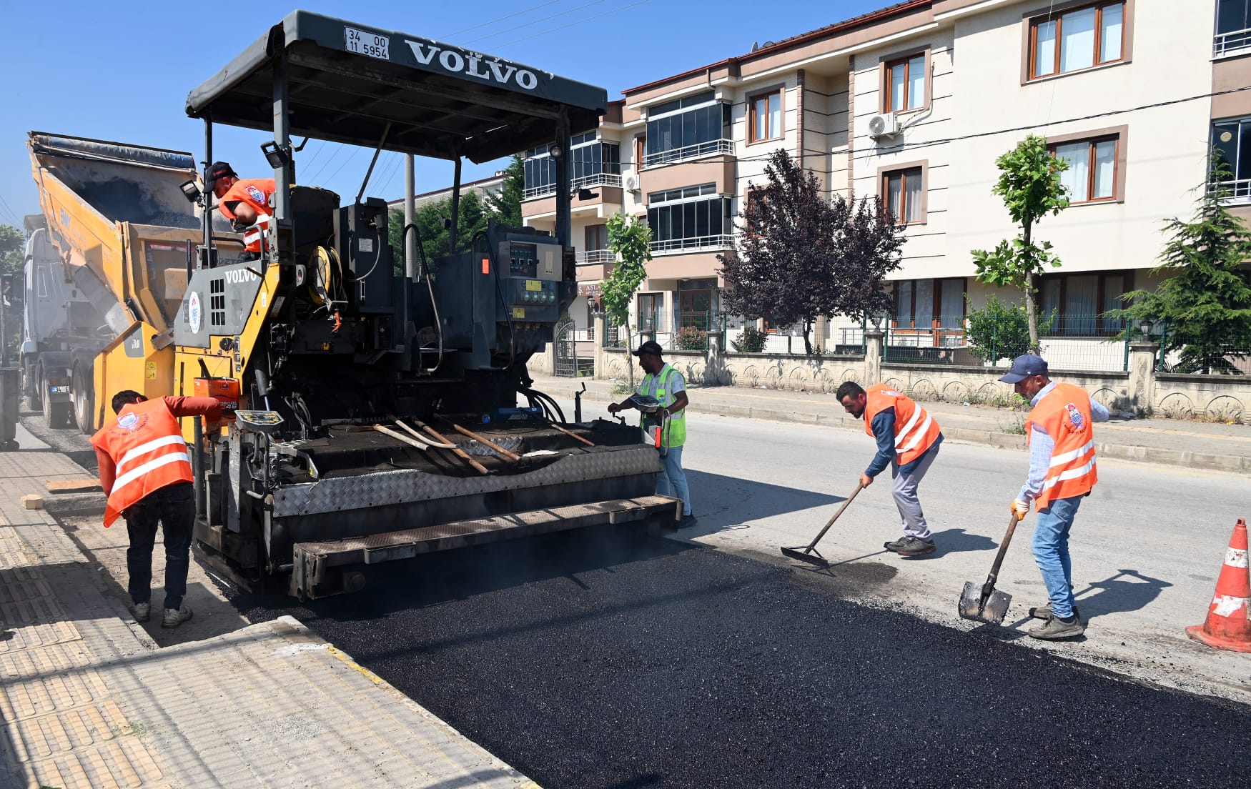 Yalova Belediyesi’nden Yol Seferberliği: Safran Yolu ve Şefika Sokak’ta Çalışmalar Hız Kesmeden Devam Ediyor 5 Yalova Belediyesi’nden Yol Seferberliği: Safran Yolu ve Şefika Sokak’ta Çalışmalar Hız Kesmeden Devam Ediyor