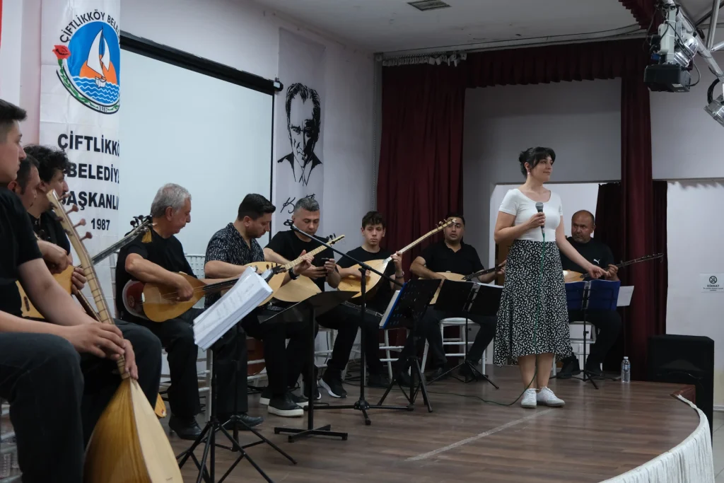 Çiftlikköy’de Bağlama Kursiyerlerinden Türkü Şöleni