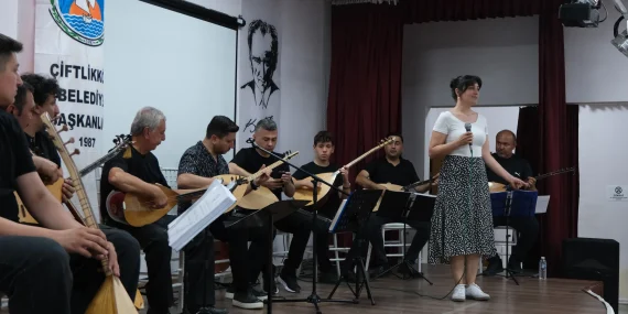 Çiftlikköy’de Bağlama Kursiyerlerinden Türkü Şöleni 14 Çiftlikköy’de Bağlama Kursiyerlerinden Türkü Şöleni