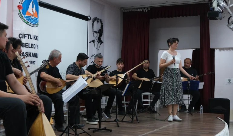Çiftlikköy’de Bağlama Kursiyerlerinden Türkü Şöleni 7 Çiftlikköy’de Bağlama Kursiyerlerinden Türkü Şöleni
