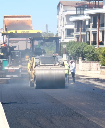 Çiftlikköy’de Yol ve Kaldırım Çalışmaları Aralıksız Sürüyor 5 Çiftlikköy’de Yol ve Kaldırım Çalışmaları Aralıksız Sürüyor