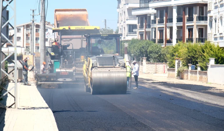 Çiftlikköy’de Yol ve Kaldırım Çalışmaları Aralıksız Sürüyor