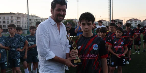 ÇİFTLİKKÖY’ÜN U-13’LERİ SEZONU İKİNCİ TAMAMLADI 11 ÇİFTLİKKÖY’ÜN U-13’LERİ SEZONU İKİNCİ TAMAMLADI