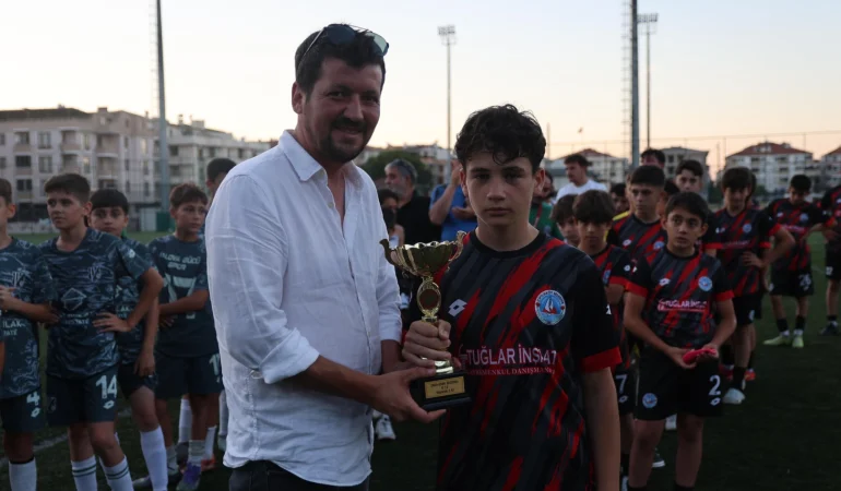 ÇİFTLİKKÖY’ÜN U-13’LERİ SEZONU İKİNCİ TAMAMLADI 2 ÇİFTLİKKÖY’ÜN U-13’LERİ SEZONU İKİNCİ TAMAMLADI