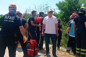 Yalova’da Dereye Uçan Araçtan Yaralı Vatandaş Kurtarıldı 3 Yalova’da Dereye Uçan Araçtan Yaralı Vatandaş Kurtarıldı