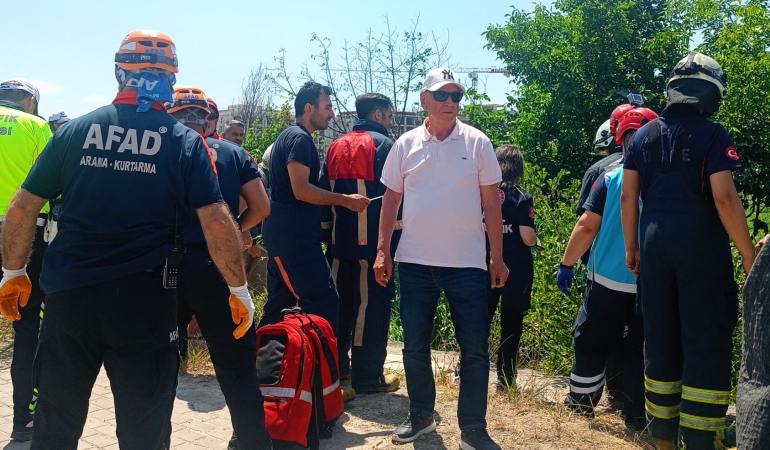 Yalova’da Dereye Uçan Araçtan Yaralı Vatandaş Kurtarıldı 1 Yalova’da Dereye Uçan Araçtan Yaralı Vatandaş Kurtarıldı