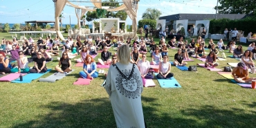 DÜNYA YOGA GÜNÜ’NDE ÇİFTLİKKÖY SAHİLİNDE YOGA KEYFİ