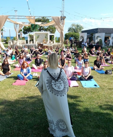 DÜNYA YOGA GÜNÜ’NDE ÇİFTLİKKÖY SAHİLİNDE YOGA KEYFİ