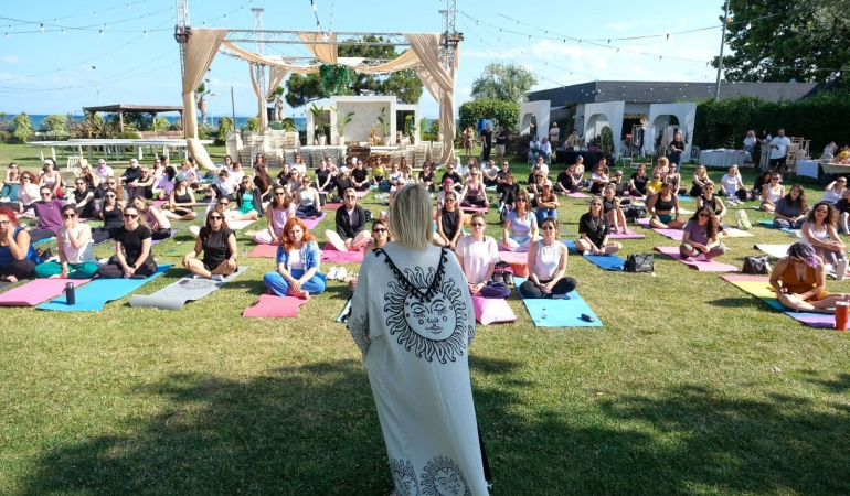 DÜNYA YOGA GÜNÜ’NDE ÇİFTLİKKÖY SAHİLİNDE YOGA KEYFİ