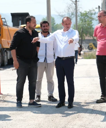 BAŞKAN ADİL YELE ASFALT ÇALIŞMALARINI YERİNDE İNCELEDİ: ÇİFTLİKKÖY’DE ULAŞIM AĞI GÜÇLENİYOR