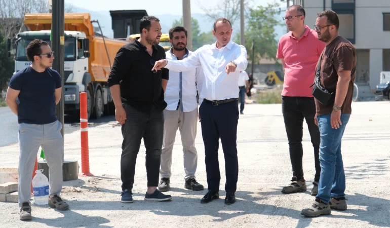 BAŞKAN ADİL YELE ASFALT ÇALIŞMALARINI YERİNDE İNCELEDİ: ÇİFTLİKKÖY’DE ULAŞIM AĞI GÜÇLENİYOR 1 BAŞKAN ADİL YELE ASFALT ÇALIŞMALARINI YERİNDE İNCELEDİ: ÇİFTLİKKÖY’DE ULAŞIM AĞI GÜÇLENİYOR