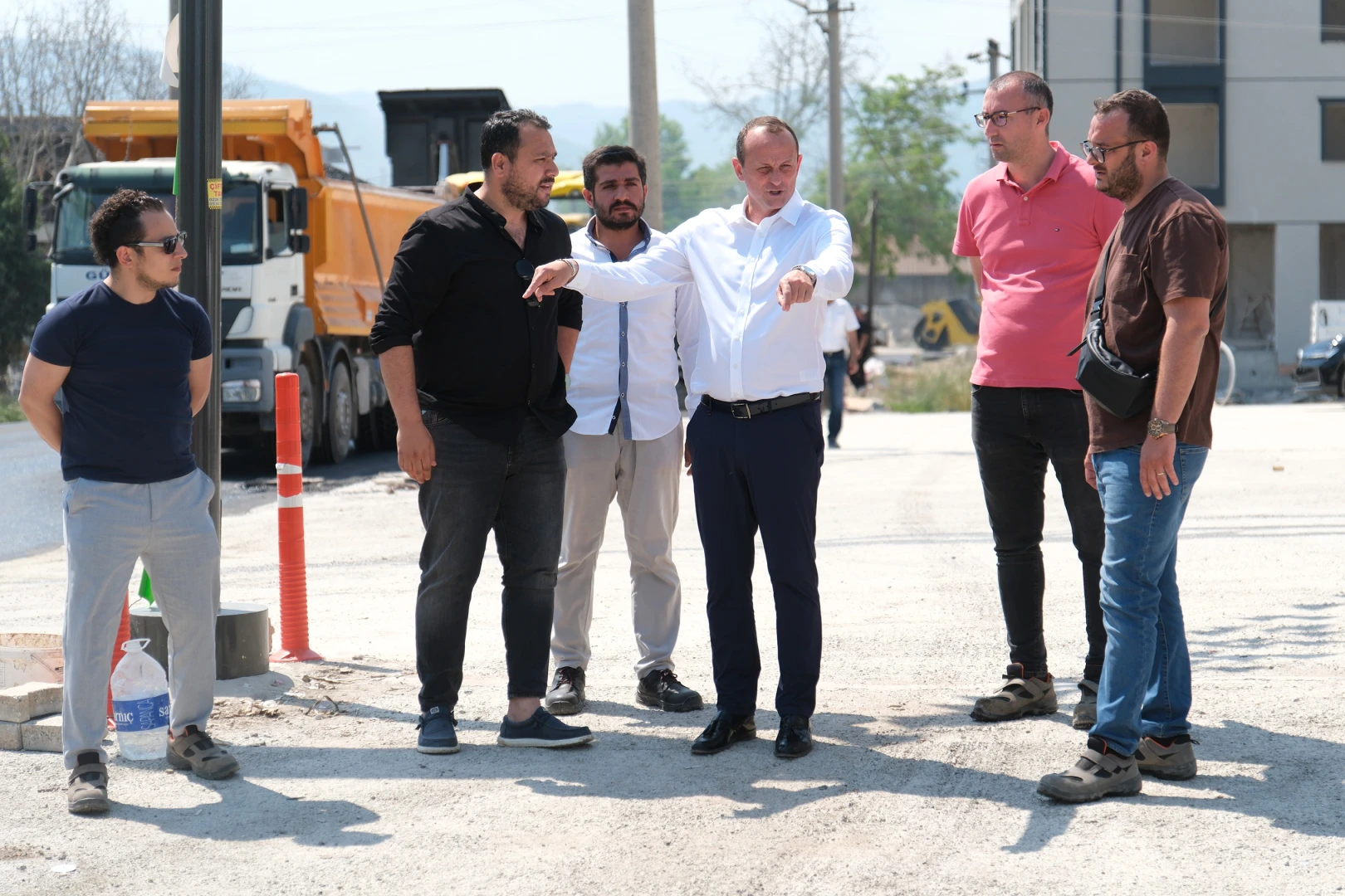 BAŞKAN ADİL YELE ASFALT ÇALIŞMALARINI YERİNDE İNCELEDİ: ÇİFTLİKKÖY’DE ULAŞIM AĞI GÜÇLENİYOR 5 BAŞKAN ADİL YELE ASFALT ÇALIŞMALARINI YERİNDE İNCELEDİ: ÇİFTLİKKÖY’DE ULAŞIM AĞI GÜÇLENİYOR