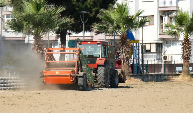 Çiftlikköy Kumsallarında Titiz Temizlik Çalışması