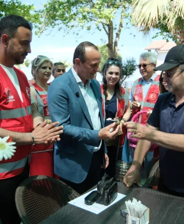 Dünya Çevre Günü’nde Çiftlikköy’de Anlamlı Etkinlik: Vatandaşlara Çiçek Tohumu Topları Dağıtıldı