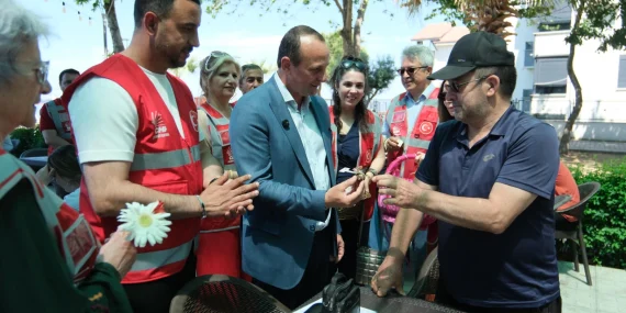 Dünya Çevre Günü’nde Çiftlikköy’de Anlamlı Etkinlik: Vatandaşlara Çiçek Tohumu Topları Dağıtıldı 22 Dünya Çevre Günü’nde Çiftlikköy’de Anlamlı Etkinlik: Vatandaşlara Çiçek Tohumu Topları Dağıtıldı
