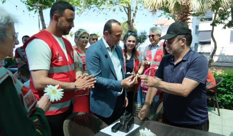 Dünya Çevre Günü’nde Çiftlikköy’de Anlamlı Etkinlik: Vatandaşlara Çiçek Tohumu Topları Dağıtıldı 6 Dünya Çevre Günü’nde Çiftlikköy’de Anlamlı Etkinlik: Vatandaşlara Çiçek Tohumu Topları Dağıtıldı
