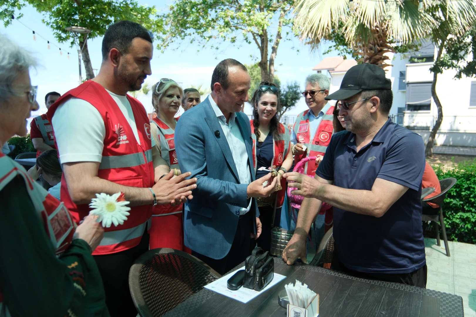 Dünya Çevre Günü’nde Çiftlikköy’de Anlamlı Etkinlik: Vatandaşlara Çiçek Tohumu Topları Dağıtıldı 6 Dünya Çevre Günü’nde Çiftlikköy’de Anlamlı Etkinlik: Vatandaşlara Çiçek Tohumu Topları Dağıtıldı