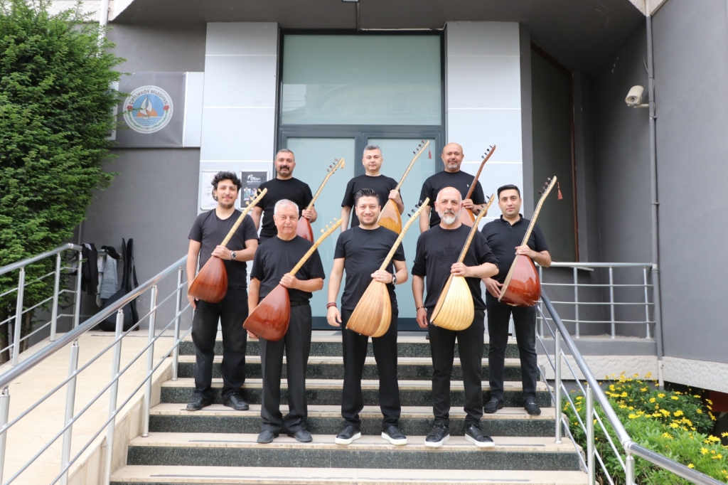 ÇİFTLİKKÖY’DE BAĞLAMA KURSİYERLERİNDEN YIL SONU DİNLETİSİ