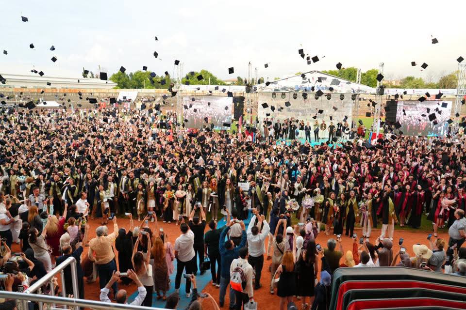 Yalova Üniversitesi 2025-2026 Akademik Yılı Mezuniyet Töreni Coşkuyla Gerçekleştirildi 11 Yalova Üniversitesi 2025-2026 Akademik Yılı Mezuniyet Töreni Coşkuyla Gerçekleştirildi