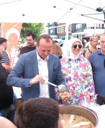 Çiftlikköy Belediyesi'nden 5 Bin Aşure İkramı: Muharrem Ayı'nın Bereketi Vatandaşlarla Paylaşıldı