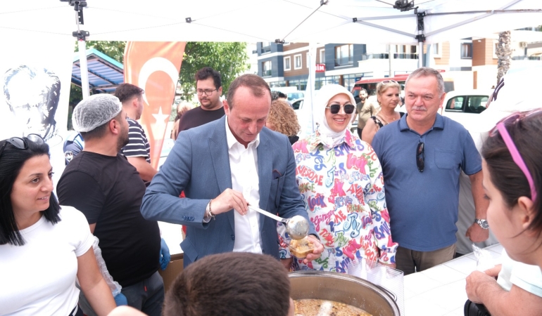 Çiftlikköy Belediyesi'nden 5 Bin Aşure İkramı: Muharrem Ayı'nın Bereketi Vatandaşlarla Paylaşıldı