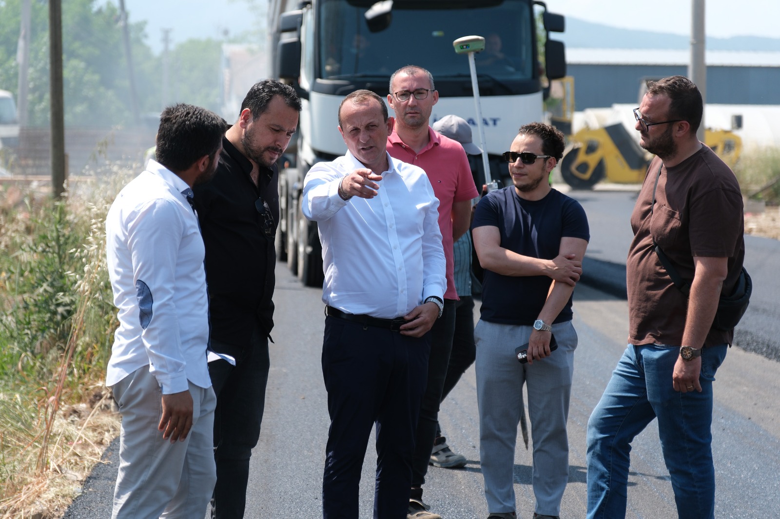 BAŞKAN ADİL YELE ASFALT ÇALIŞMALARINI YERİNDE İNCELEDİ: ÇİFTLİKKÖY’DE ULAŞIM AĞI GÜÇLENİYOR 5 BAŞKAN ADİL YELE ASFALT ÇALIŞMALARINI YERİNDE İNCELEDİ: ÇİFTLİKKÖY’DE ULAŞIM AĞI GÜÇLENİYOR