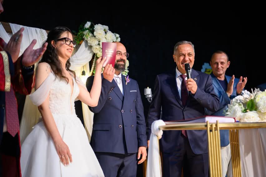 Yalova Valisi Ahmet Hamdi Usta, Cumhurbaşkanlığı Ödüllü Gönüllünün Nikâh Şahitliğini Yaptı 7 Yalova Valisi Ahmet Hamdi Usta, Cumhurbaşkanlığı Ödüllü Gönüllünün Nikâh Şahitliğini Yaptı