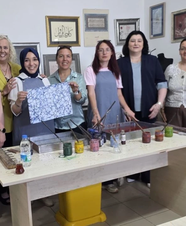 Yalova Kent Konseyi Kadın Meclisi’nden Ebru Sanatı Atölyesi: Sanat ve Dayanışma Bir Arada 10 Yalova Kent Konseyi Kadın Meclisi’nden Ebru Sanatı Atölyesi: Sanat ve Dayanışma Bir Arada