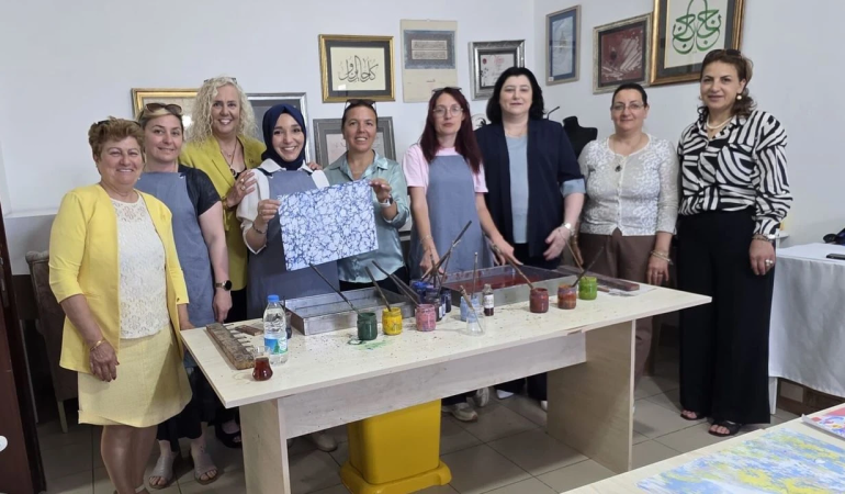Yalova Kent Konseyi Kadın Meclisi’nden Ebru Sanatı Atölyesi: Sanat ve Dayanışma Bir Arada 1 Yalova Kent Konseyi Kadın Meclisi’nden Ebru Sanatı Atölyesi: Sanat ve Dayanışma Bir Arada