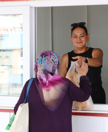 Çiftlikköy’de Halk Ekmek’e Yoğun İlgi: Mayıs Ayında 25 Bin Ekmek Vatandaşlarla Buluştu 3 Çiftlikköy’de Halk Ekmek’e Yoğun İlgi: Mayıs Ayında 25 Bin Ekmek Vatandaşlarla Buluştu