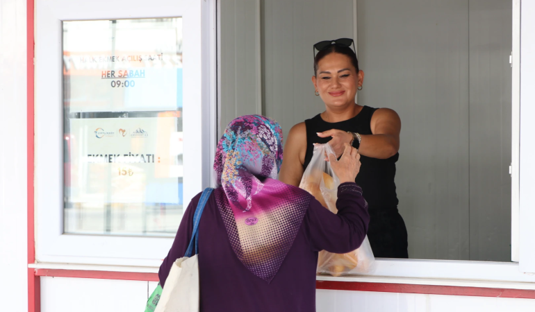 Çiftlikköy’de Halk Ekmek’e Yoğun İlgi: Mayıs Ayında 25 Bin Ekmek Vatandaşlarla Buluştu 1 Çiftlikköy’de Halk Ekmek’e Yoğun İlgi: Mayıs Ayında 25 Bin Ekmek Vatandaşlarla Buluştu