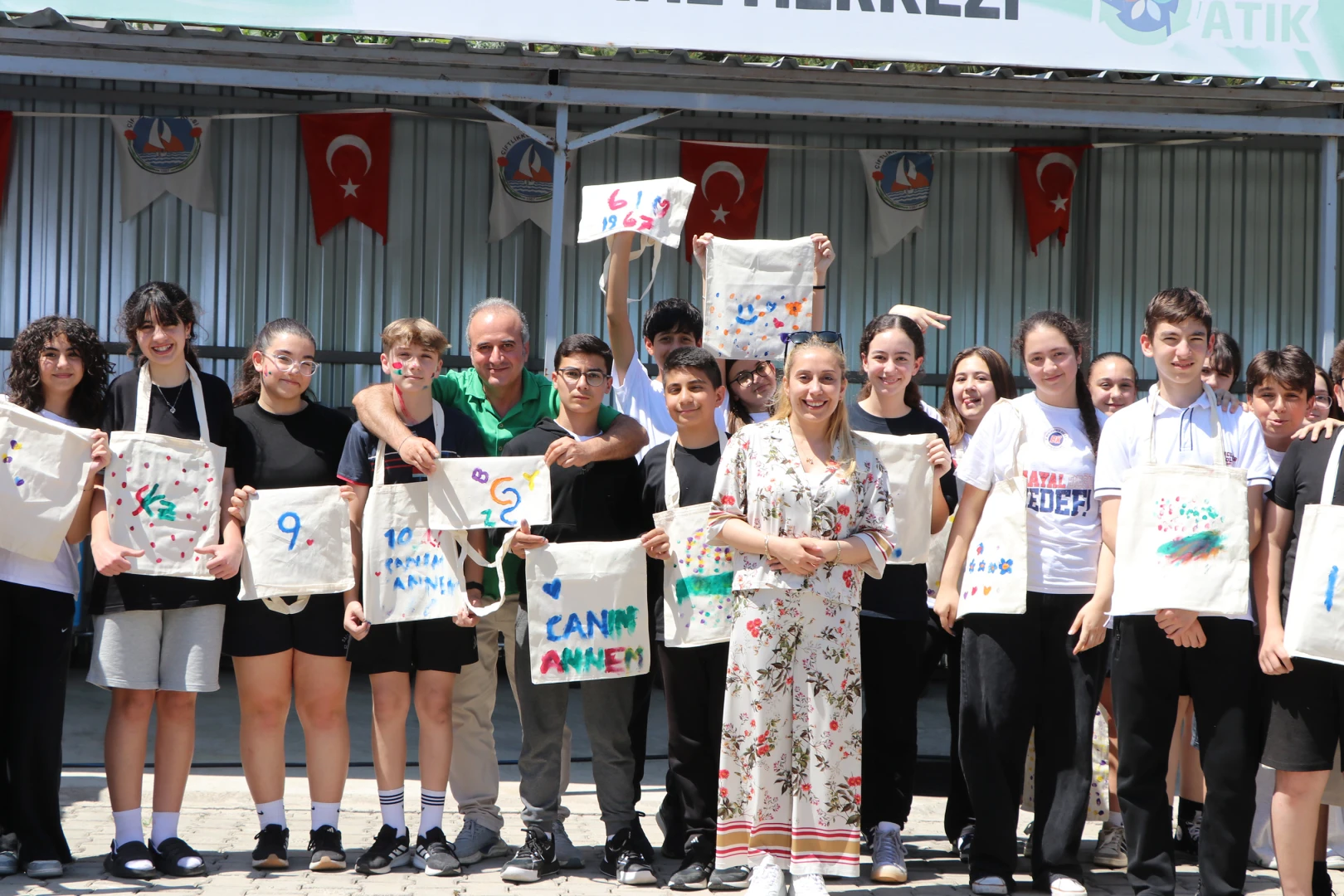 Bahçeşehir Koleji Öğrencilerinden Çiftlikköy’de Çevreye Örnek Geri Dönüşüm Etkinliği