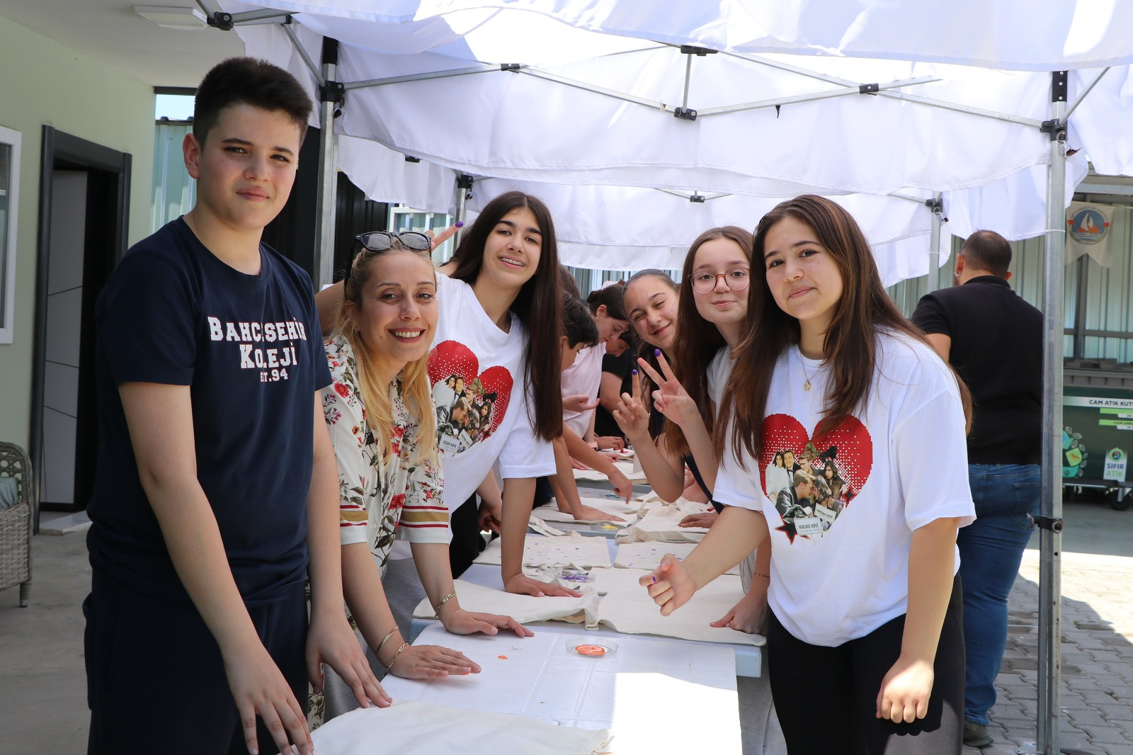 Bahçeşehir Koleji Öğrencilerinden Çiftlikköy’de Çevreye Örnek Geri Dönüşüm Etkinliği