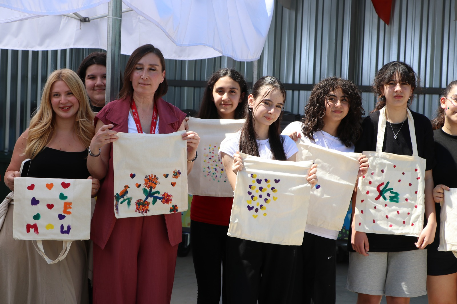 Bahçeşehir Koleji Öğrencilerinden Çiftlikköy’de Çevreye Örnek Geri Dönüşüm Etkinliği