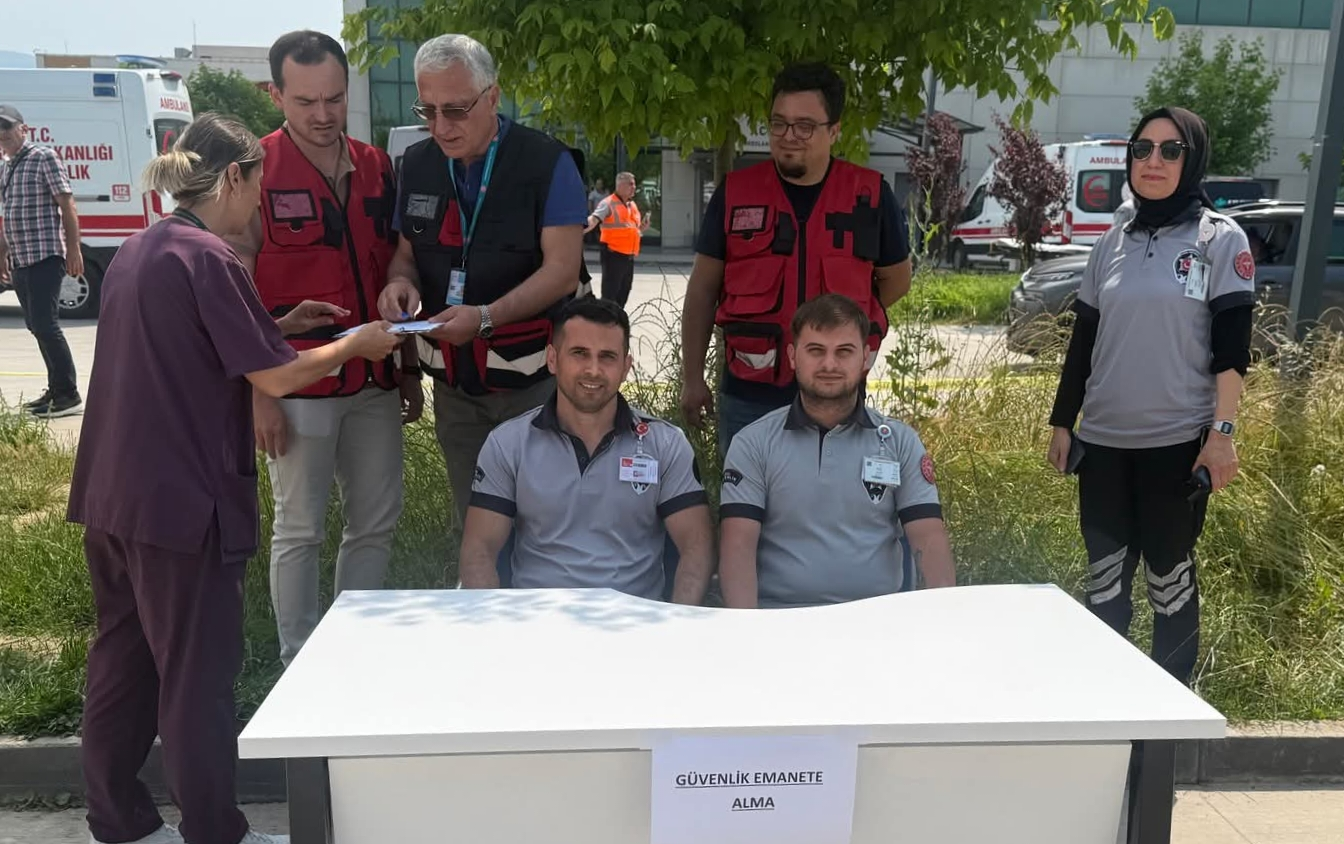 Yalova Eğitim ve Araştırma Hastanesi’nde Gerçeği Aratmayan Deprem Tatbikatı: 5 Yalova Eğitim ve Araştırma Hastanesi’nde Gerçeği Aratmayan Deprem Tatbikatı: