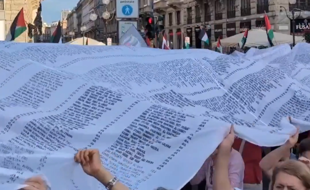Milano’da Gazze İçin Sessiz Çığlık: Katledilen 18 Bin 457 Çocuğun İsmi 25 Metrelik Kefene Yazıldı 5 Milano’da Gazze İçin Sessiz Çığlık: Katledilen 18 Bin 457 Çocuğun İsmi 25 Metrelik Kefene Yazıldı
