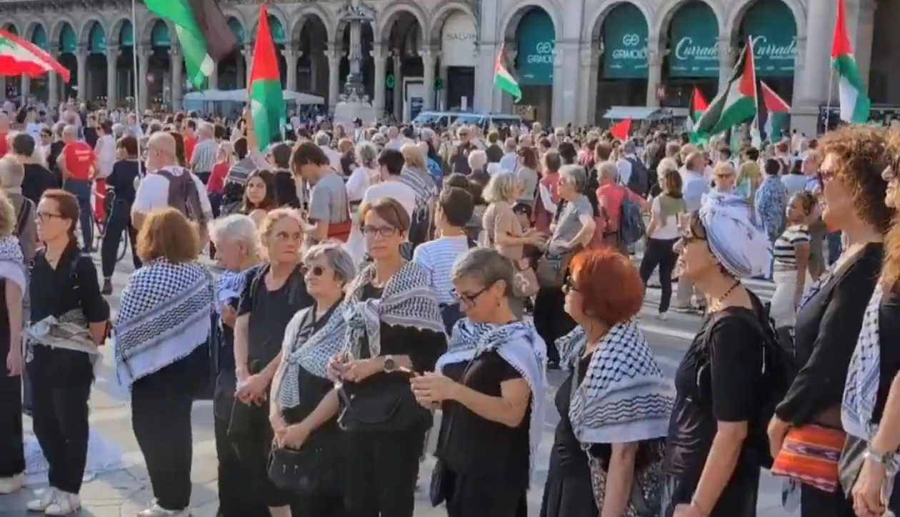 Milano’da Gazze İçin Sessiz Çığlık: Katledilen 18 Bin 457 Çocuğun İsmi 25 Metrelik Kefene Yazıldı 6 Milano’da Gazze İçin Sessiz Çığlık: Katledilen 18 Bin 457 Çocuğun İsmi 25 Metrelik Kefene Yazıldı