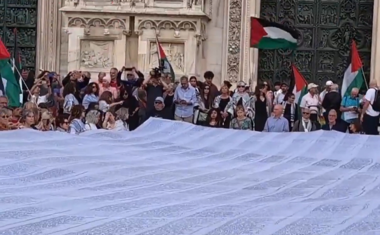 Milano’da Gazze İçin Sessiz Çığlık: Katledilen 18 Bin 457 Çocuğun İsmi 25 Metrelik Kefene Yazıldı 7 Milano’da Gazze İçin Sessiz Çığlık: Katledilen 18 Bin 457 Çocuğun İsmi 25 Metrelik Kefene Yazıldı