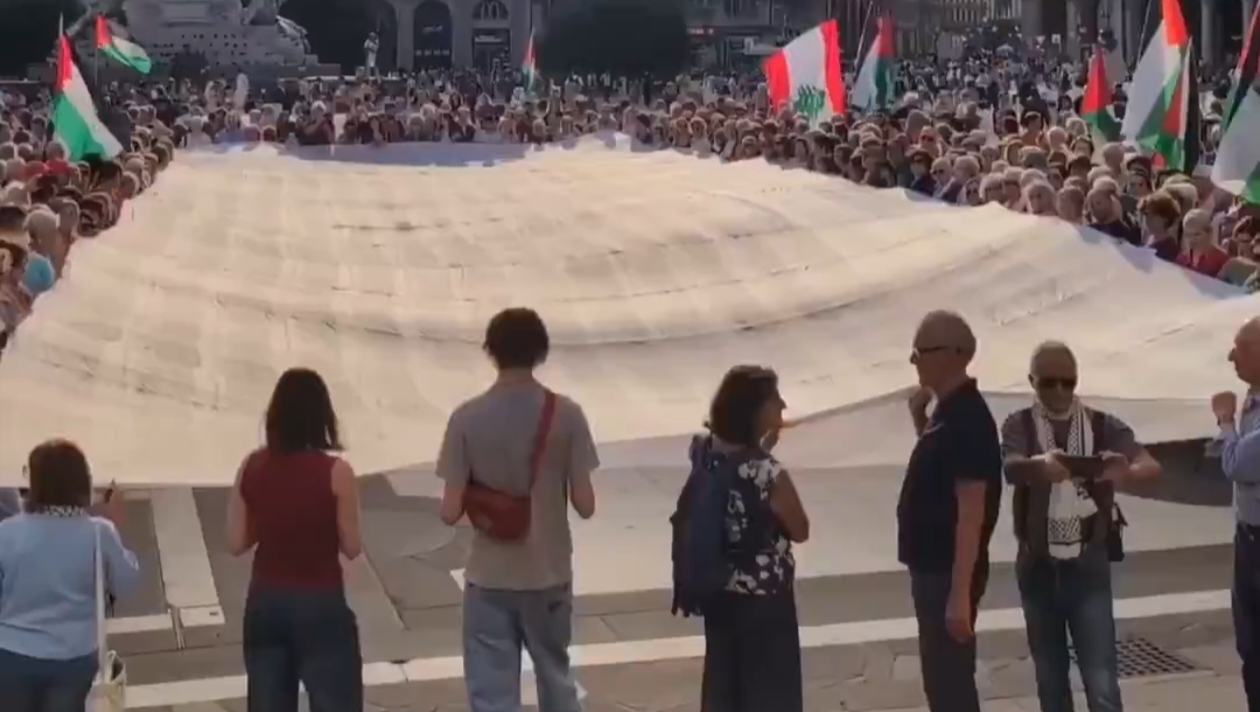 Milano’da Gazze İçin Sessiz Çığlık: Katledilen 18 Bin 457 Çocuğun İsmi 25 Metrelik Kefene Yazıldı 8 Milano’da Gazze İçin Sessiz Çığlık: Katledilen 18 Bin 457 Çocuğun İsmi 25 Metrelik Kefene Yazıldı