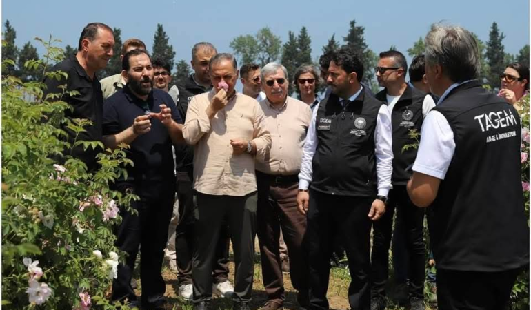 MHP Yalova İl Başkanı Ahmet İhsan Güldoğan, Milli Gül Çiçek Koleksiyonu Tanıtım Programına Katıldı 6 MHP Yalova İl Başkanı Ahmet İhsan Güldoğan, Milli Gül Çiçek Koleksiyonu Tanıtım Programına Katıldı