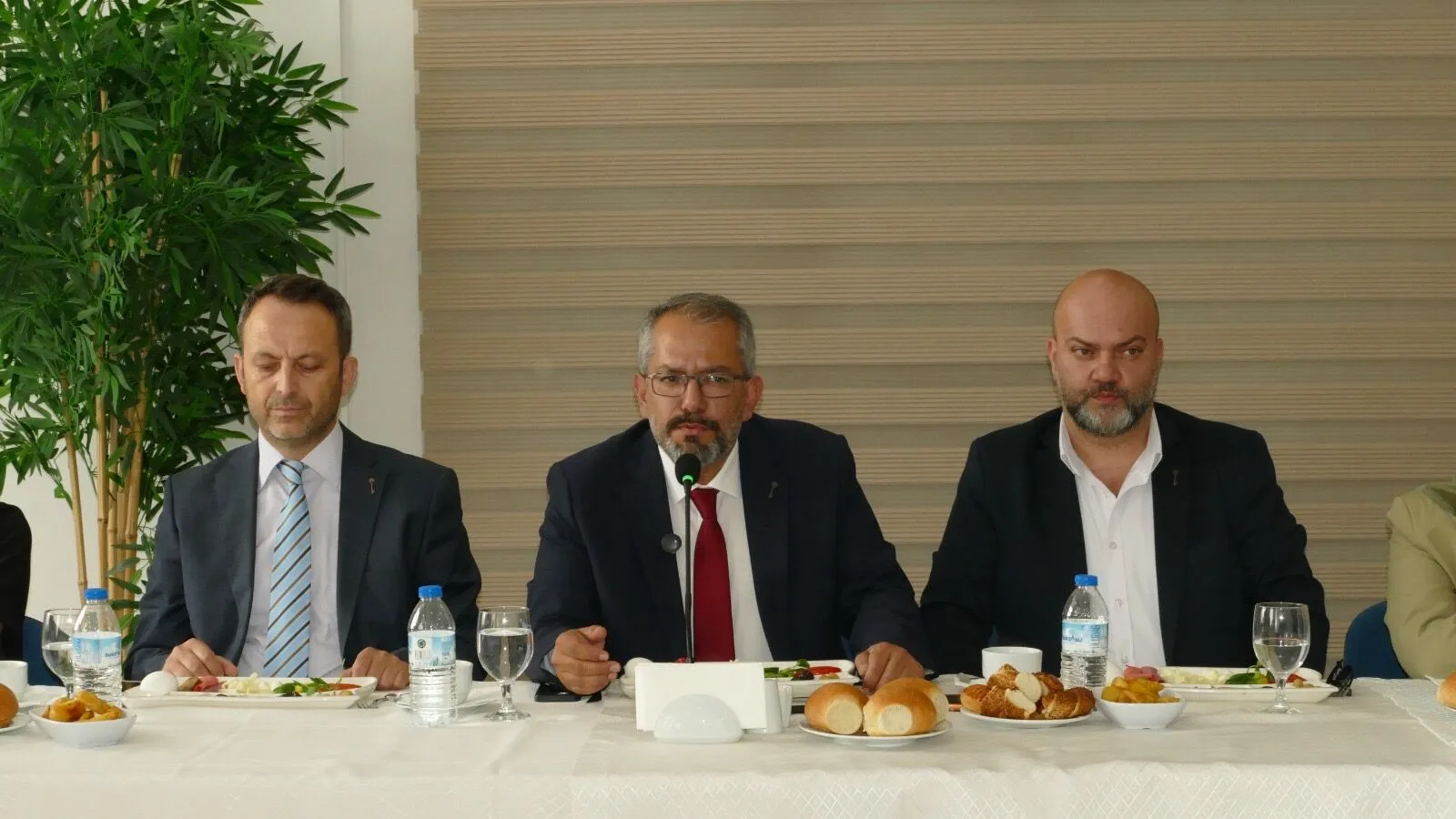 Anahtar Parti Yalova’da Teşkilatlanma Hamlesini Sürdürüyor: “Vatandaş Siyasette Yeni Bir Yol Arıyor” 4 Anahtar Parti Yalova’da Teşkilatlanma Hamlesini Sürdürüyor: “Vatandaş Siyasette Yeni Bir Yol Arıyor”