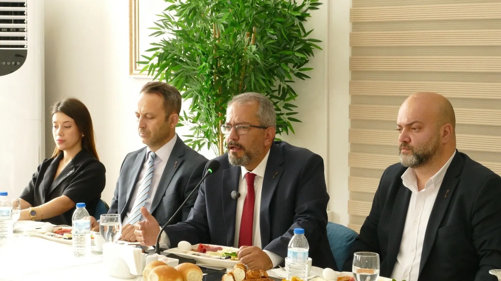Anahtar Parti Yalova’da Teşkilatlanma Hamlesini Sürdürüyor: “Vatandaş Siyasette Yeni Bir Yol Arıyor” 7 Anahtar Parti Yalova’da Teşkilatlanma Hamlesini Sürdürüyor: “Vatandaş Siyasette Yeni Bir Yol Arıyor”