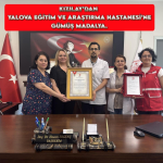 Yalova Eğitim ve Araştırma Hastanesi’ne Türk Kızılayı’ndan Gümüş Madalya: Kan Bağışındaki Örnek Dayanışma Ödüllendirildi 22 Yalova Eğitim ve Araştırma Hastanesi’ne Türk Kızılayı’ndan Gümüş Madalya: Kan Bağışındaki Örnek Dayanışma Ödüllendirildi