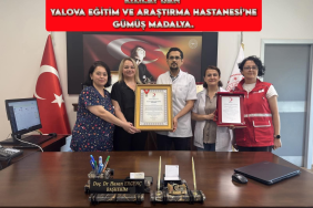Yalova Eğitim ve Araştırma Hastanesi’ne Türk Kızılayı’ndan Gümüş Madalya: Kan Bağışındaki Örnek Dayanışma Ödüllendirildi 13 Yalova Eğitim ve Araştırma Hastanesi’ne Türk Kızılayı’ndan Gümüş Madalya: Kan Bağışındaki Örnek Dayanışma Ödüllendirildi