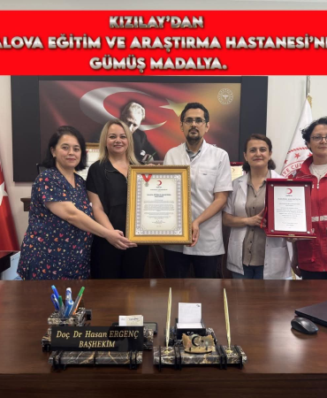 Yalova Eğitim ve Araştırma Hastanesi’ne Türk Kızılayı’ndan Gümüş Madalya: Kan Bağışındaki Örnek Dayanışma Ödüllendirildi 9 Yalova Eğitim ve Araştırma Hastanesi’ne Türk Kızılayı’ndan Gümüş Madalya: Kan Bağışındaki Örnek Dayanışma Ödüllendirildi