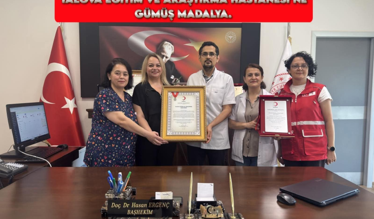 Yalova Eğitim ve Araştırma Hastanesi’ne Türk Kızılayı’ndan Gümüş Madalya: Kan Bağışındaki Örnek Dayanışma Ödüllendirildi 6 Yalova Eğitim ve Araştırma Hastanesi’ne Türk Kızılayı’ndan Gümüş Madalya: Kan Bağışındaki Örnek Dayanışma Ödüllendirildi