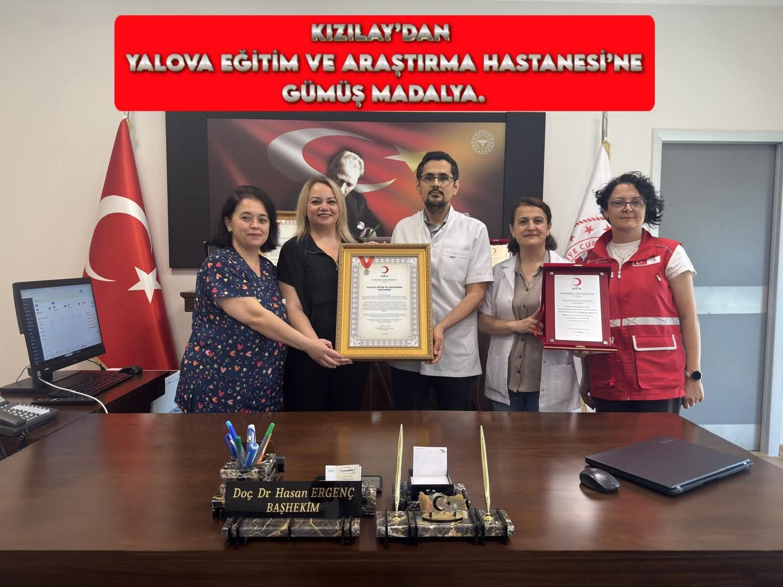 Yalova Eğitim ve Araştırma Hastanesi’ne Türk Kızılayı’ndan Gümüş Madalya: Kan Bağışındaki Örnek Dayanışma Ödüllendirildi 2 Yalova Eğitim ve Araştırma Hastanesi’ne Türk Kızılayı’ndan Gümüş Madalya: Kan Bağışındaki Örnek Dayanışma Ödüllendirildi
