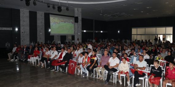 Çiftlikköylüler Dünya Kupası Heyecanını Dev Ekranda Yaşadı 12 Çiftlikköylüler Dünya Kupası Heyecanını Dev Ekranda Yaşadı