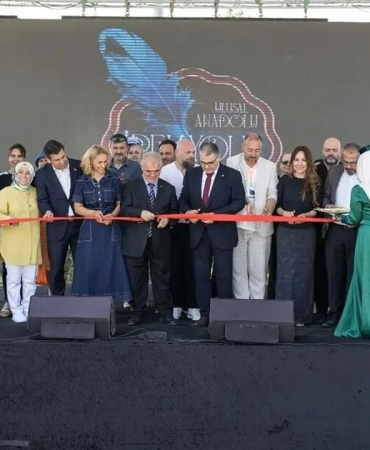 2. Uluslararası Yalova İpekyolu Festivali Büyük İlgi Gördü: Binlerce Kişi Kültür ve Sanatla Buluştu 3 2. Uluslararası Yalova İpekyolu Festivali Büyük İlgi Gördü: Binlerce Kişi Kültür ve Sanatla Buluştu
