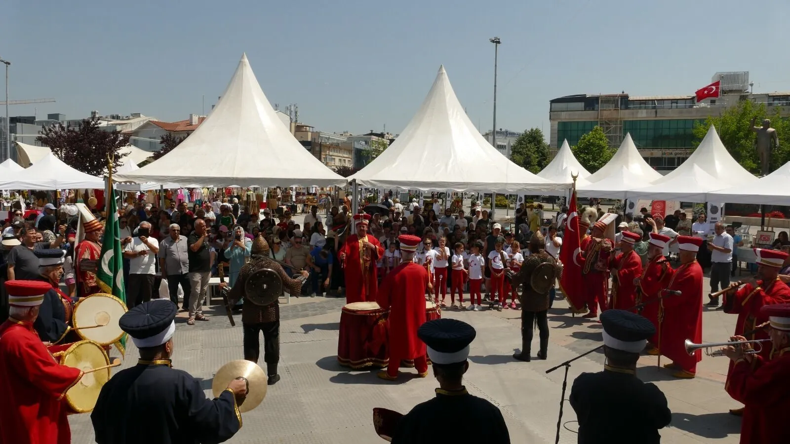 2. Uluslararası Yalova İpekyolu Festivali Büyük İlgi Gördü: Binlerce Kişi Kültür ve Sanatla Buluştu 9 2. Uluslararası Yalova İpekyolu Festivali Büyük İlgi Gördü: Binlerce Kişi Kültür ve Sanatla Buluştu